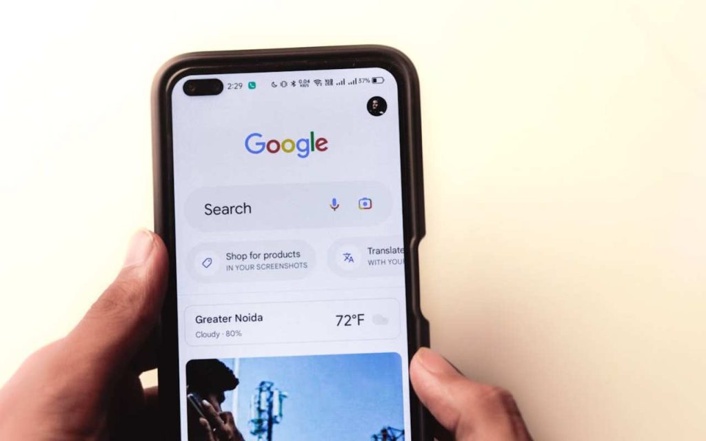 Telefon na kojem je otvoren Gugl pretraživač