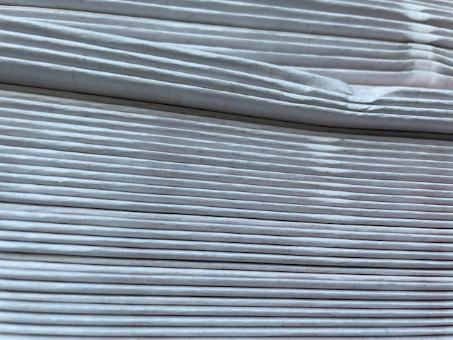 obojeni listovi papira u lepezi sa vidljivom teksturom
