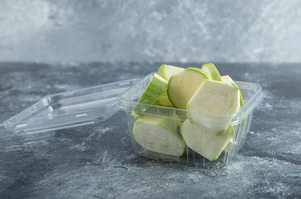 tikvica u otvorenoj plasticnoj posudi