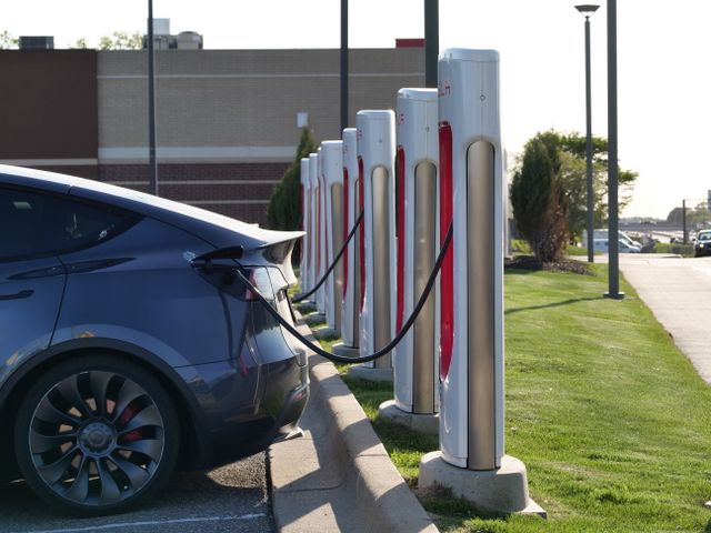 Električni automobil priključen na stanicu za punjenje